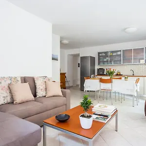  Appartement Spacious 3-bedroom With Courtyard In - Perfect For Families